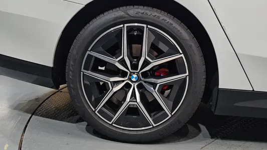 BMW 5 Series (G60) 520i 2025 21