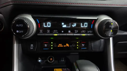 Toyota RAV4 5 2.5 4WD PHEV XSE 2025 32