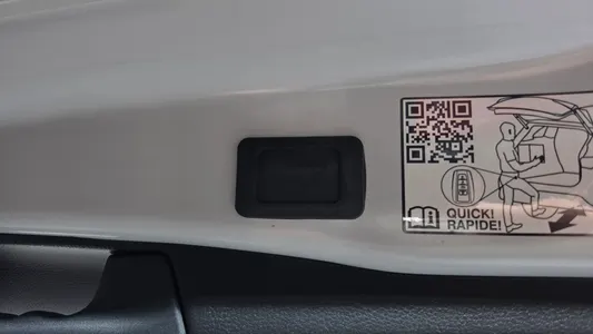 Toyota RAV4 5 2.5 4WD PHEV XSE 2025 27