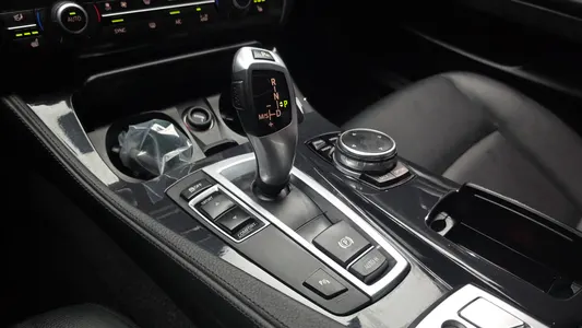 BMW 5 Series (F10) 520d 2015 9