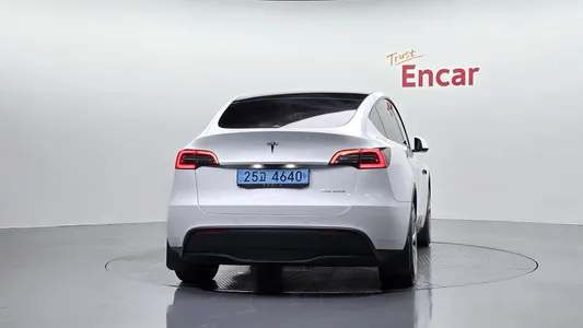 Tesla Y AWD 2021 4