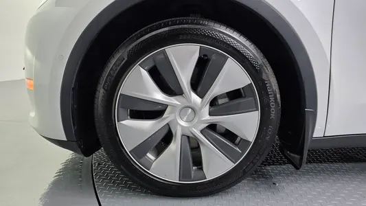 Tesla Y AWD 2021 5