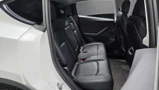 Tesla Y AWD 2021 11