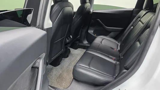 Tesla Y AWD 2021 12