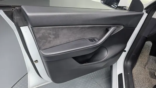 Tesla Y AWD 2021 25
