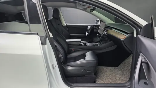 Tesla Y AWD 2021 27
