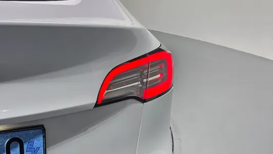 Tesla Y AWD 2021 24