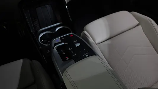 BMW iX2 (U10) eDrive 20 M 2024 9