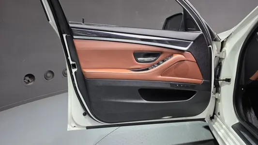 BMW 5 Series (F10) 520d 2013 24