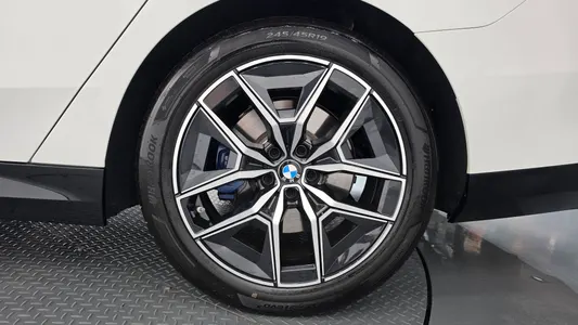 BMW 5 Series (G60) 520i M 2025 21
