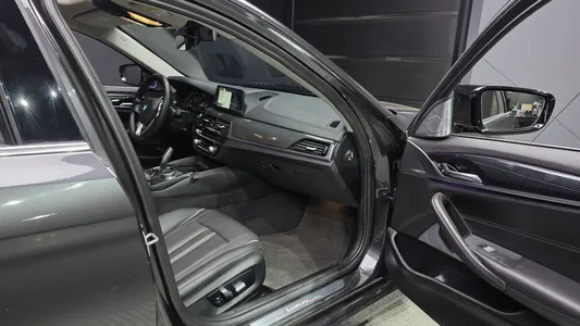 BMW 5 Series (G30) 520i 2018 11