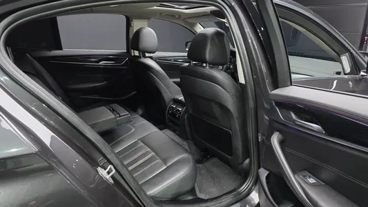 BMW 5 Series (G30) 520i 2018 12