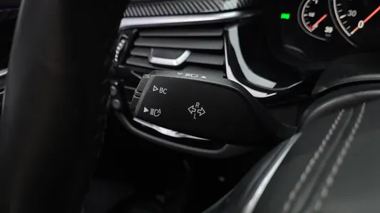 BMW 5 Series (G30) 520i 2018 36