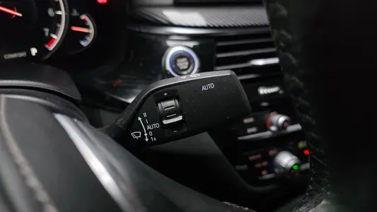 BMW 5 Series (G30) 520i 2018 28