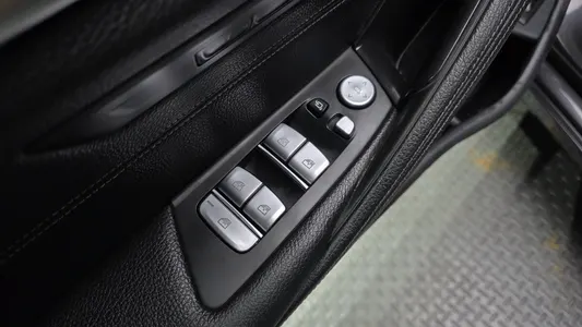 BMW 5 Series (G30) 520i 2018 30
