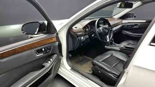 Mercedes-Benz E-Class W212 E200 CGI 2011 11