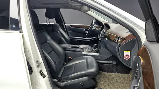 Mercedes-Benz E-Class W212 E200 CGI 2011 10