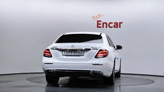 Mercedes-Benz E-Class W213 E300e 4MATIC 2020 4