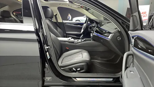BMW 5 Series (G30) 520i 2019 11