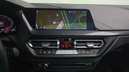 BMW 1 Series (F40) 120i 2024 14