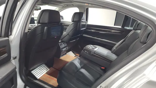 BMW 7 Series (F01) 740Li 2009 11