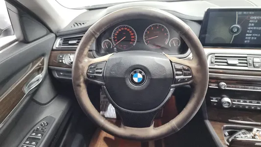 BMW 7 Series (F01) 740Li 2009 13