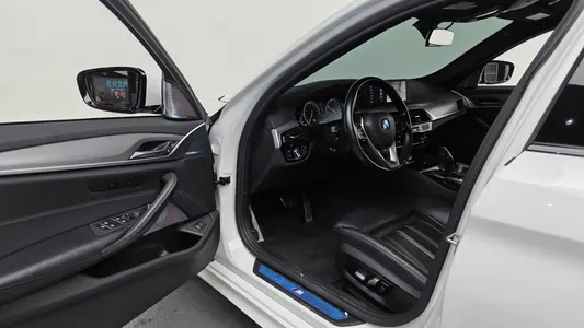 BMW 5 Series (G30) 520d M 2017 10
