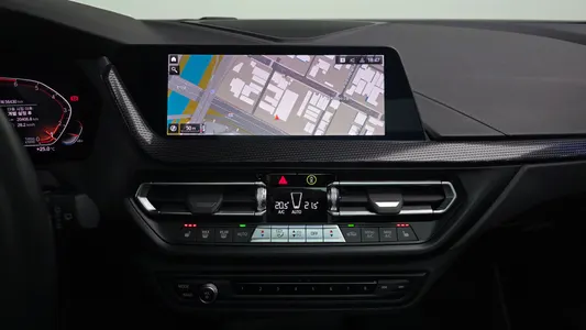 BMW 1 Series (F40) 120i 2023 13