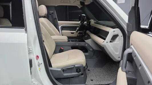 Land Rover (L663) 110 D250 S 2021 10