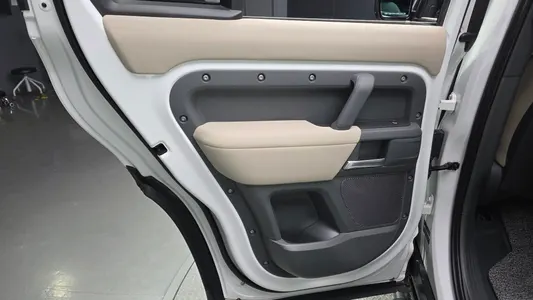 Land Rover (L663) 110 D250 S 2021 25