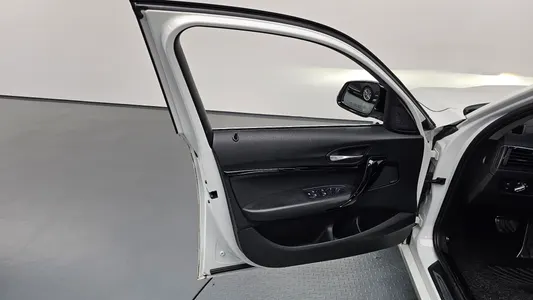BMW 1 Series (F20) 118d 5 2019 24