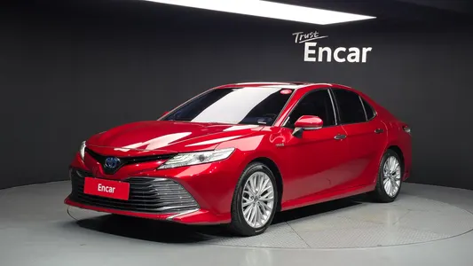 Toyota (XV70) 2.5 XLE 2019