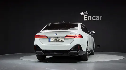 BMW 5 Series (G60) 520i 2024 4