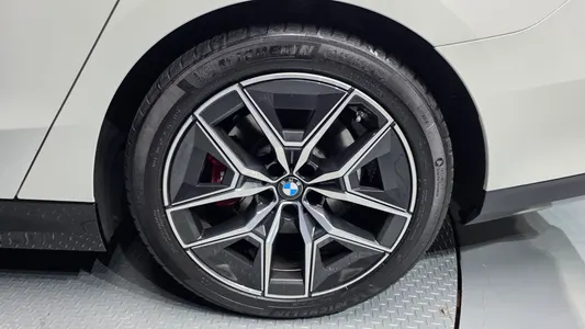 BMW 5 Series (G60) 520i 2024 21