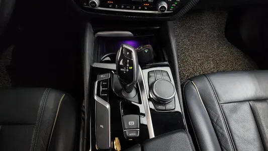 BMW 5 Series (G30) 520d 2017 9