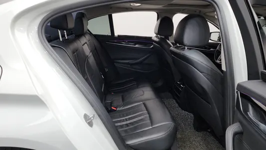 BMW 5 Series (G30) 520d 2017 11