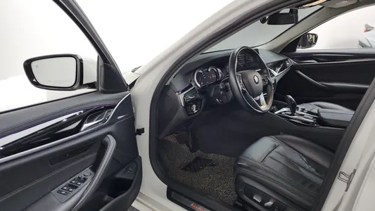 BMW 5 Series (G30) 520d 2017 10