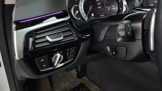 BMW 5 Series (G30) 520d 2017 28