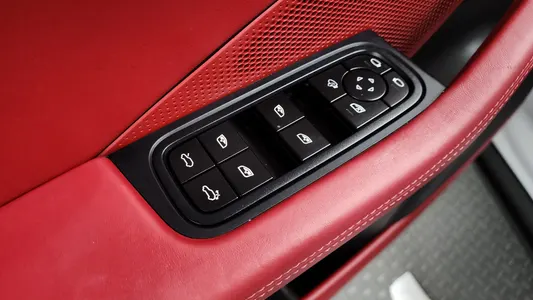 Porsche EV 4 2025 29