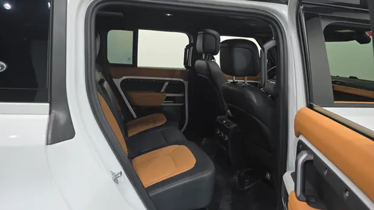 Land Rover (L663) 110 D300 X- HSE 2024 11