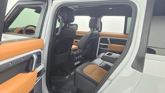 Land Rover (L663) 110 D300 X- HSE 2024 12