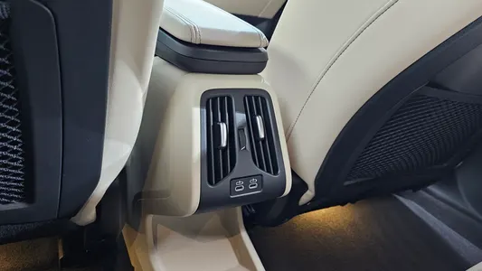 BMW iX2 (U10) eDrive 20 M 2024 32