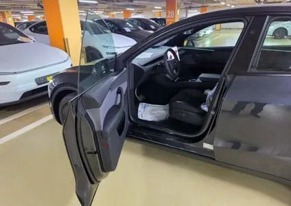 Tesla Y RWD 2026 4