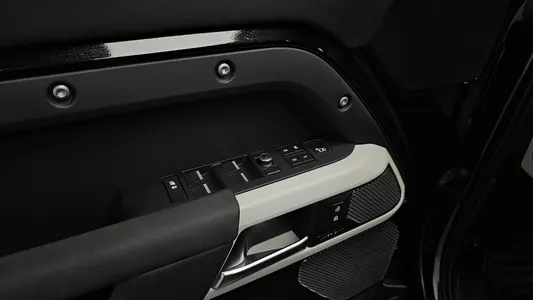 Land Rover (L663) 110 D240 SE 2020 36
