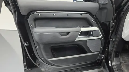Land Rover (L663) 110 D240 2020 24