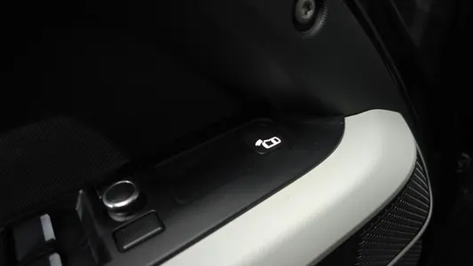 Land Rover (L663) 110 D240 2020 31