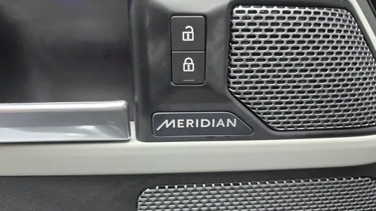 Land Rover (L663) 110 D240 2020 32