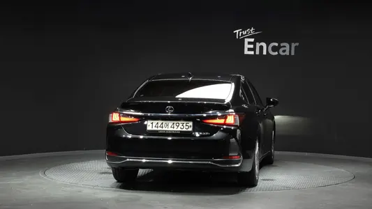 Lexus ES300h 7 2023 4