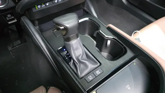 Lexus ES300h 7 2023 9