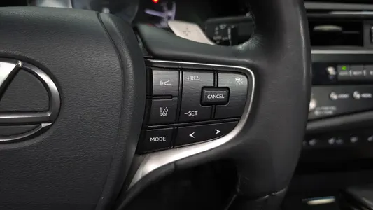 Lexus ES300h 7 2023 18